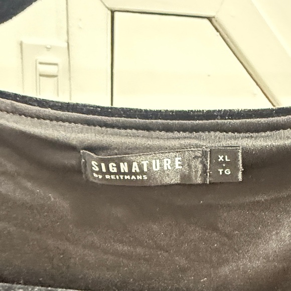 Elegant Black velvet wrap Dress - Picture 2 of 3